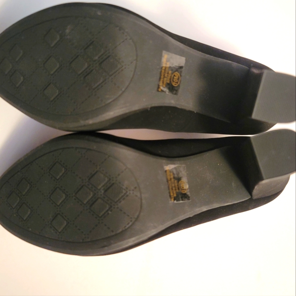 Y.Not Black Pumps - Picture 2 of 8